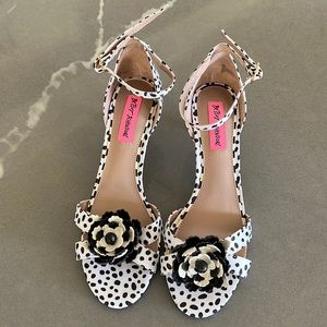 Like new Betsy Johnson 2inch black and white polka dot pumps.